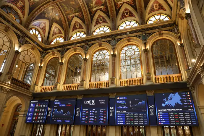 El Ibex 35 sube un 0,2% al mediodía y se mantiene en los 17.600 puntos