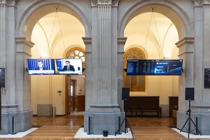 El Ibex 35 cae un 1,5% semanal y se queda por debajo de los 17.700 puntos