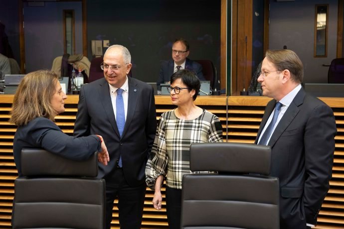 Bruselas propone reducir impuestos de la luz y evitar cortes a familias vulnerables por crisis