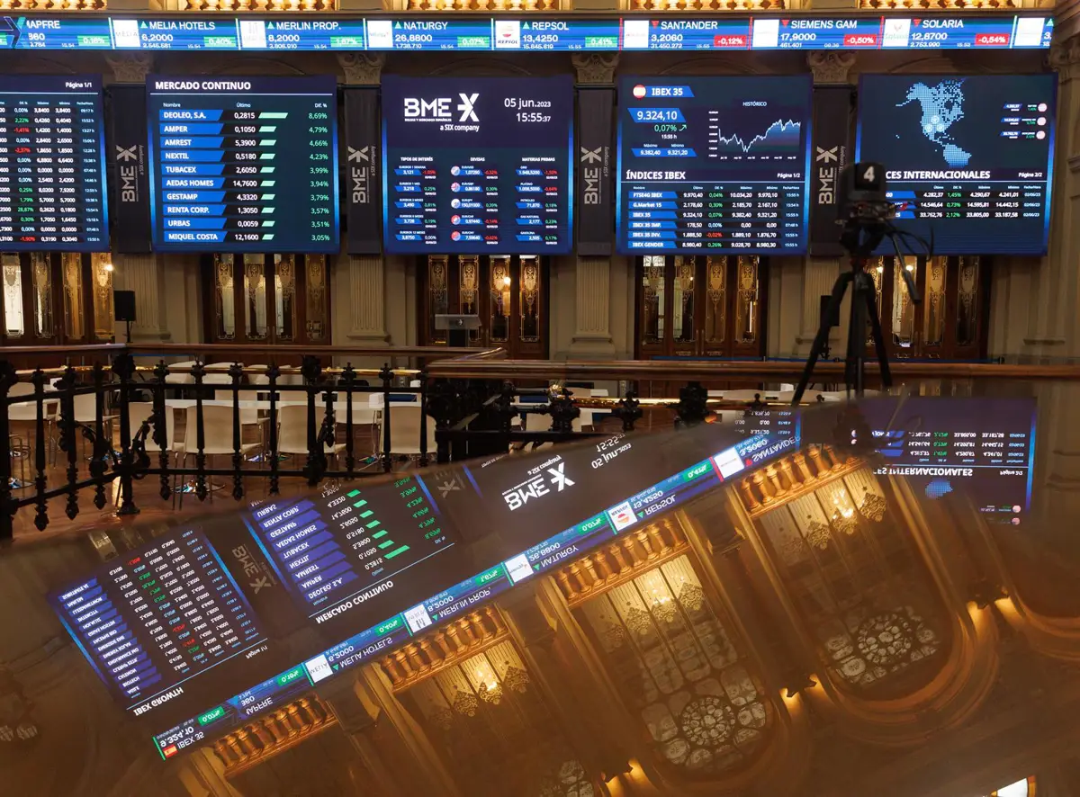 El Ibex 35 se mantiene justo por encima de los 18.000 puntos (-0,75%) mientras el crudo supera los
