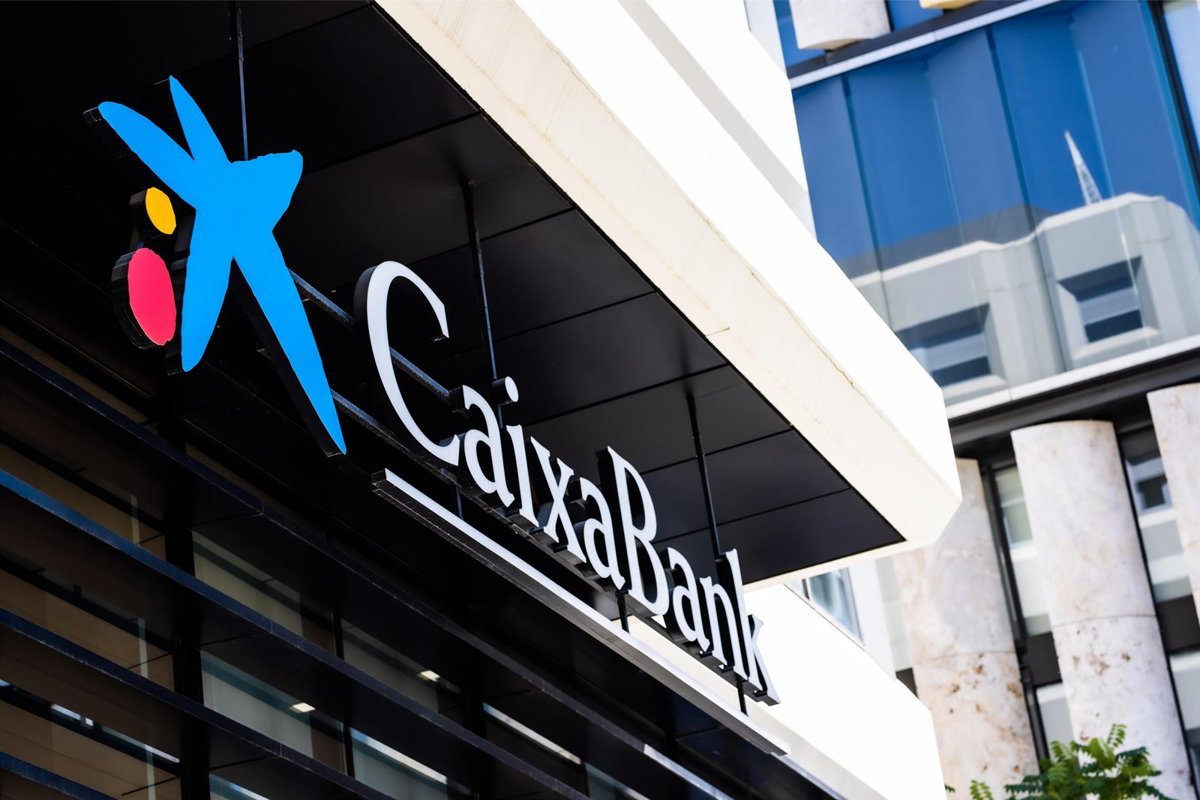 CaixaBank lidera las gestoras en España hasta marzo, mientras BlackRock supera a BBVA en el tercer